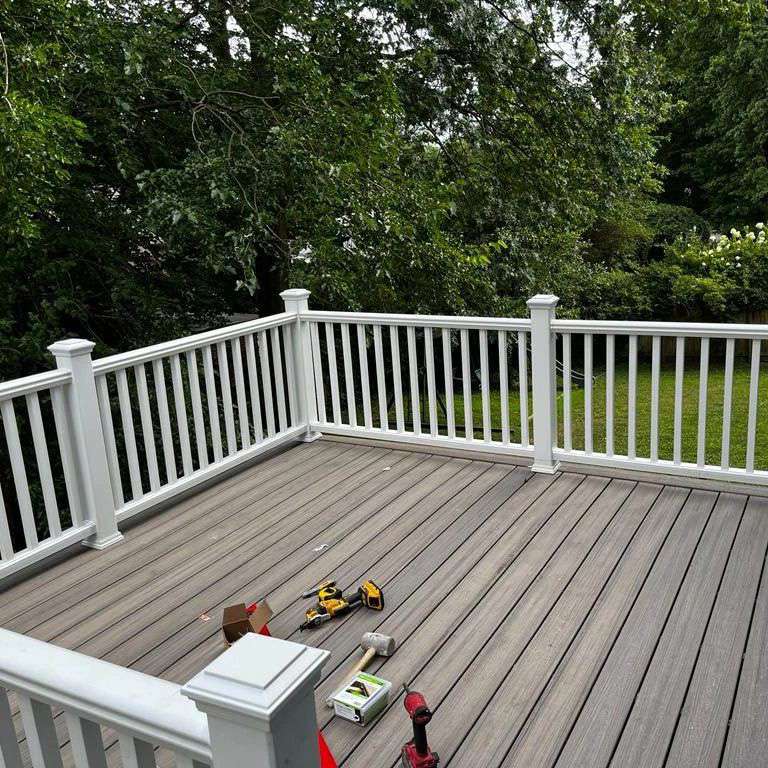 Creative and Practical Deck Fencing Ideas for Your Outdoor Space插图2