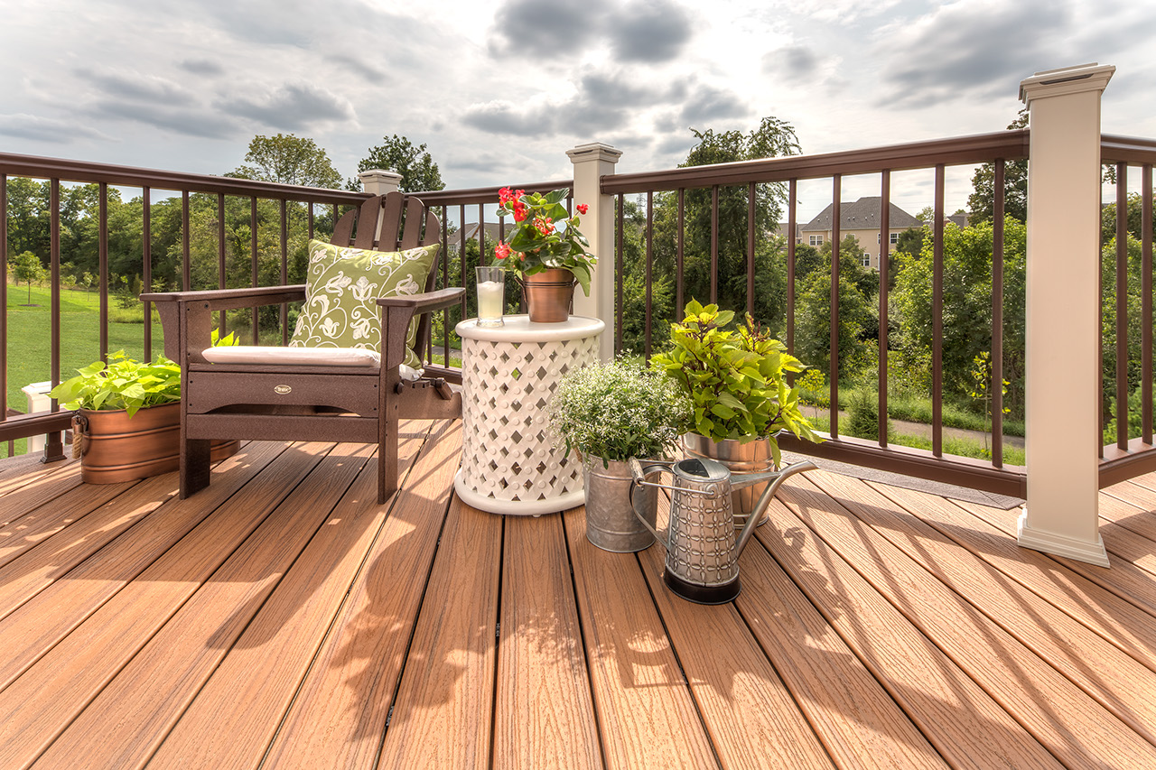Creative and Practical Deck Fencing Ideas for Your Outdoor Space插图1