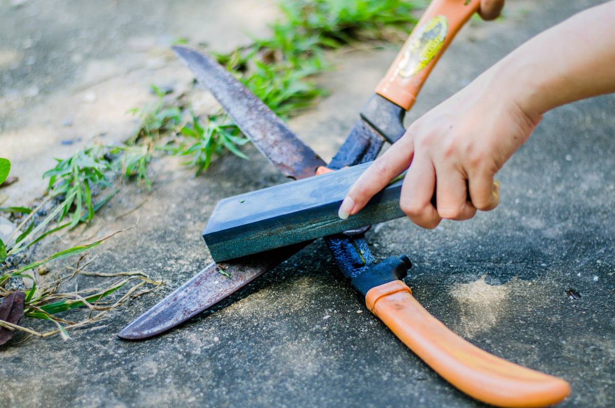 how to sharpen garden tools
